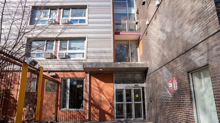 Una cena de Acción de Gracias en Nueva York (EEUU) terminó en tragedia, cuando una mujer de 36 años fue brutalmente acuchillada por un invitado en su propio apartamento.  