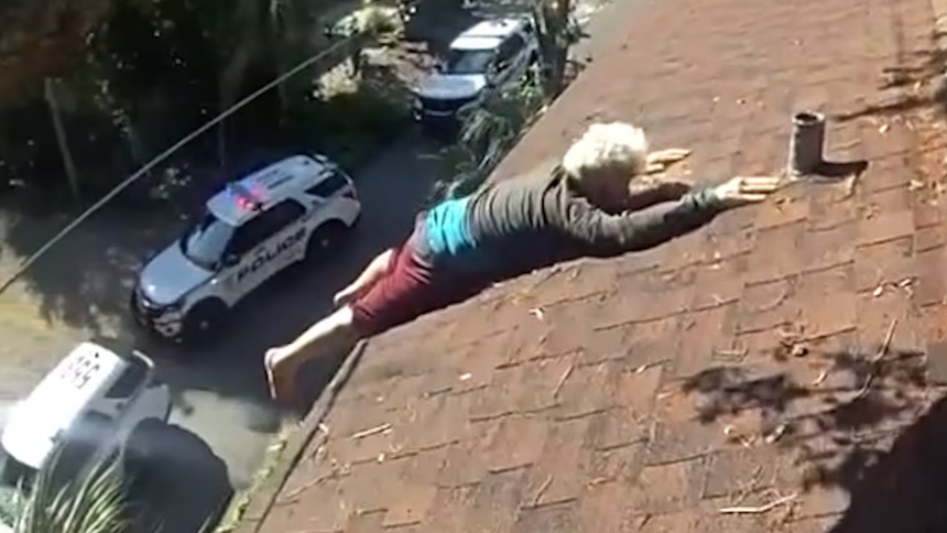 Un anciano vivió momentos de angustia en Tampa, en Florida (EEUU), luego de tropezar mientras retiraba hojas del tejado de su vivienda y quedar colgando desde el tercer piso.  