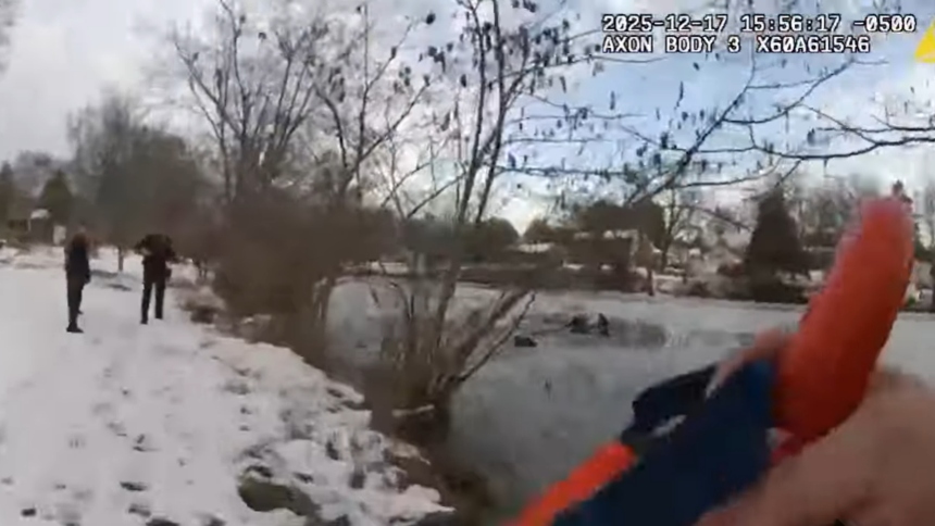 Dos niñas fueron rescatadas de manera heroica tras caer en un lago congelado en Nueva Jersey (EEUU), un hecho que quedó registrado en video gracias a las cámaras corporales de la policía.  