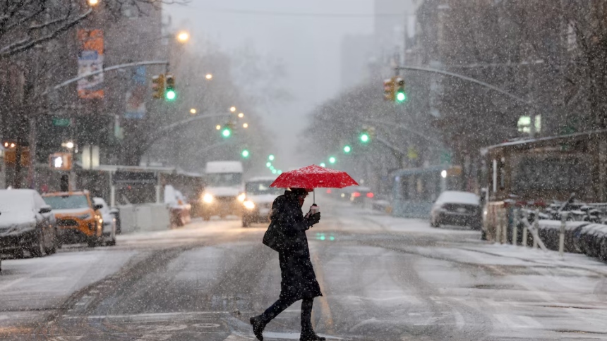 La ciudad de Nueva York y gran parte del noreste estadounidense permanecen bajo advertencia por una tormenta invernal que comenzará a intensificarse desde la tarde de este viernes, 26 de diciembre.  