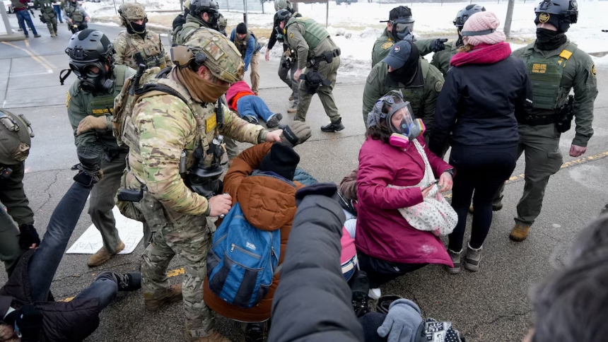 La tensión en Minneapolis, en Minnesota (EEUU) volvió a escalar este jueves, 8 de enero, después de que manifestantes se enfrentaran con agentes federales frente al edificio Bishop Henry Whipple, epicentro de las protestas por el asesinato de Renee Macklin Good, una mujer de 37 años que murió tras recibir un disparo en la cabeza durante un operativo del Servicio de Inmigración y Control de Aduanas (ICE, por sus siglas en inglés).  