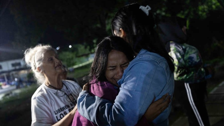 Familias de presos políticos en Venezuela pasan tercera noche en espera de excarcelaciones