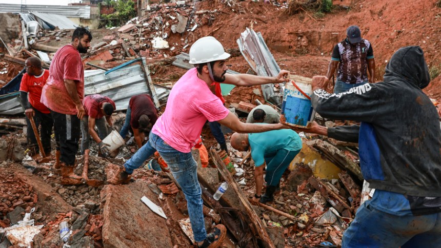Sube a 66 el número de fallecidos por temporales que azotan el sureste de Brasil
