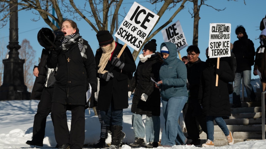 El gobierno de Estados Unidos enfrenta una nueva ola de críticas por una información difundida en las últimas horas en la que el Departamento de Seguridad Nacional (DHS, por sus siglas en inglés) habría enviado solicitudes legales a empresas tecnológicas para obtener información personal de usuarios que publican mensajes contra el Servicio de Inmigración y Control de Aduanas (ICE, en inglés).  
