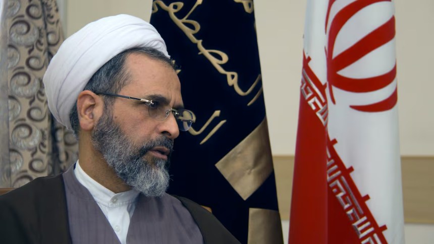 El ayatolá Alireza Arafi nombrado tercer miembro del consejo interino que liderará Irán tras la muerte de Jamenei