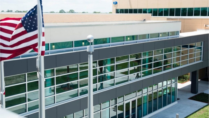 Una nueva norma propuesta en Florida (EEUU) busca impedir que los migrantes indocumentados accedan a la educación pública, al exigir pruebas estrictas de estatus legal y permitir rechazos por conducta previa, una medida que organizaciones civiles consideran un bloqueo directo al derecho a estudiar. 