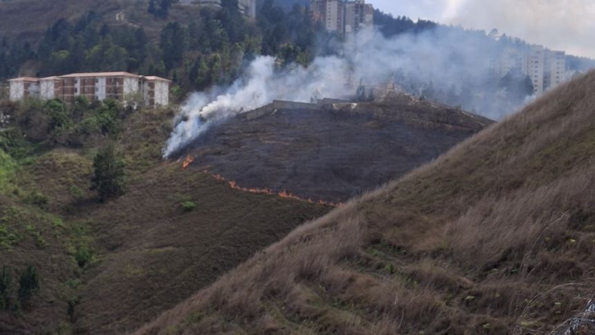 VIDEO: Reportan incendio de «gran dimensión» en Baruta esta 12Abr, autoridades tratan de controlarlo