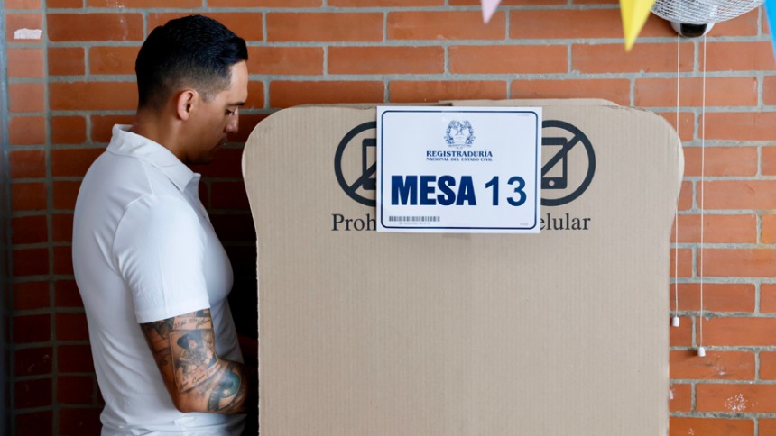 Colombianos van a las urnas a escoger el sucesor de Petro en una primera vuelta sin favorito claro
