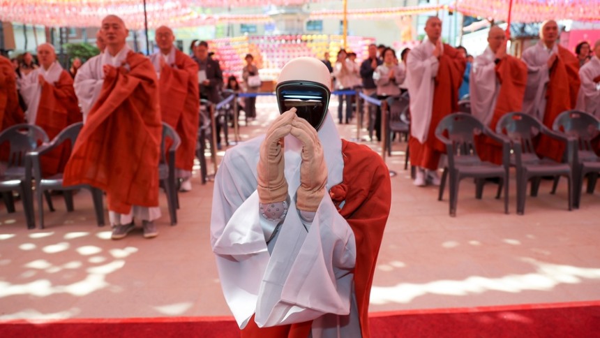 Gabi, el primer monje robot de Corea del Sur, fue uno de los protagonistas este sábado del tradicional desfile de linternas para celebrar el cumpleaños de Buda en Seúl, después de su ceremonia de iniciación en el templo Jogyesa de la capital surcoreana a mediados de la semana pasada.