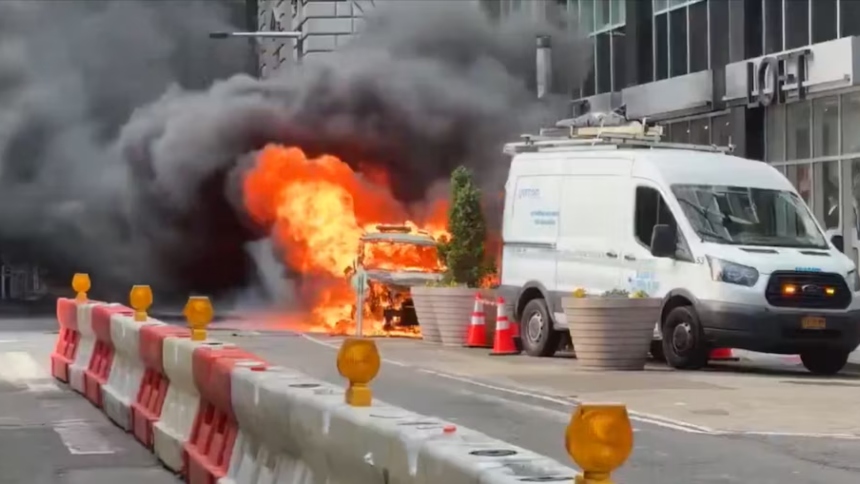 Una impresionante explosión de un carro, que se registró en plena y frente al Toro de Wall Street, desató caos y alarma en Nueva York (EEUU).  