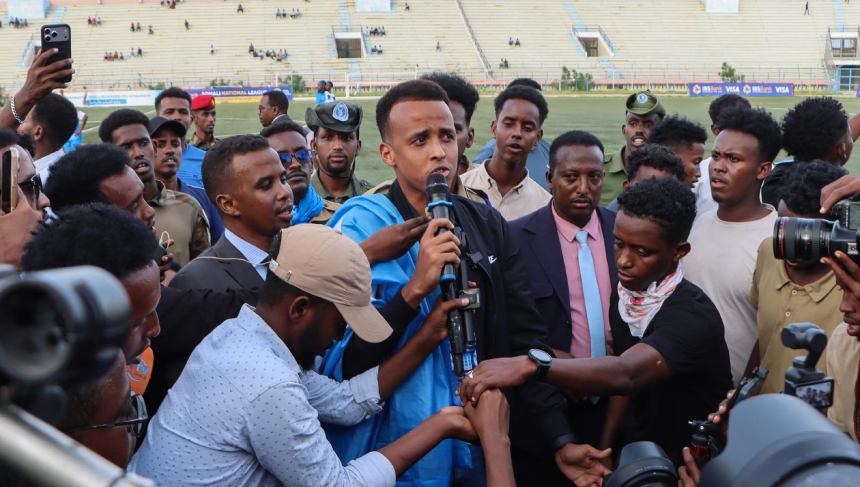 El árbitro somalí Omar Abdulkadir Artan, cuya entrada a Estados Unidos fue rechazada cuando se disponía a participar en el Mundial, fue designado para dirigir uno de los partidos más importante en Europa y justo después de la Copa del Mundo.  