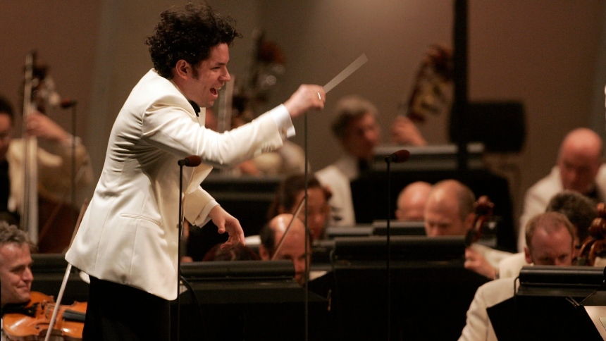 Gustavo Dudamel se despidió del Walt Disney Concert Hall de Los Ángeles (EEUU) con un programa monumental que incluyó conciertos, óperas, coros masivos y poesía, marcando el cierre de una etapa de 17 años al frente de la Filarmónica de Los Ángeles. 