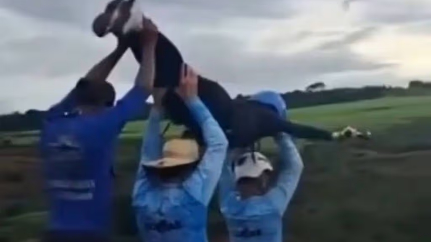 Tres trabajadores de un centro de puenting en Brasil fueron detenidos tras la muerte de una joven de 21 años, quien cayó al vacío desde el Puente Skeleton, en el municipio de Limeira, luego de realizar el salto sin cuerda de seguridad. 