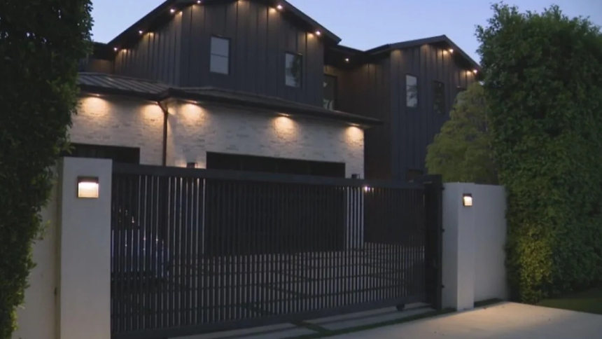 Una casa ubicada en el barrio de Encino, en Los Ángeles (EEUU), desató la indignación y desesperación de un grupo de vecinos, quienes aseguraron que la propiedad está siendo utilizada por creadores de contenido de OnlyFans y otras plataformas digitales para grabar videos virales y organizar eventos que alteran la tranquilidad de la zona.  