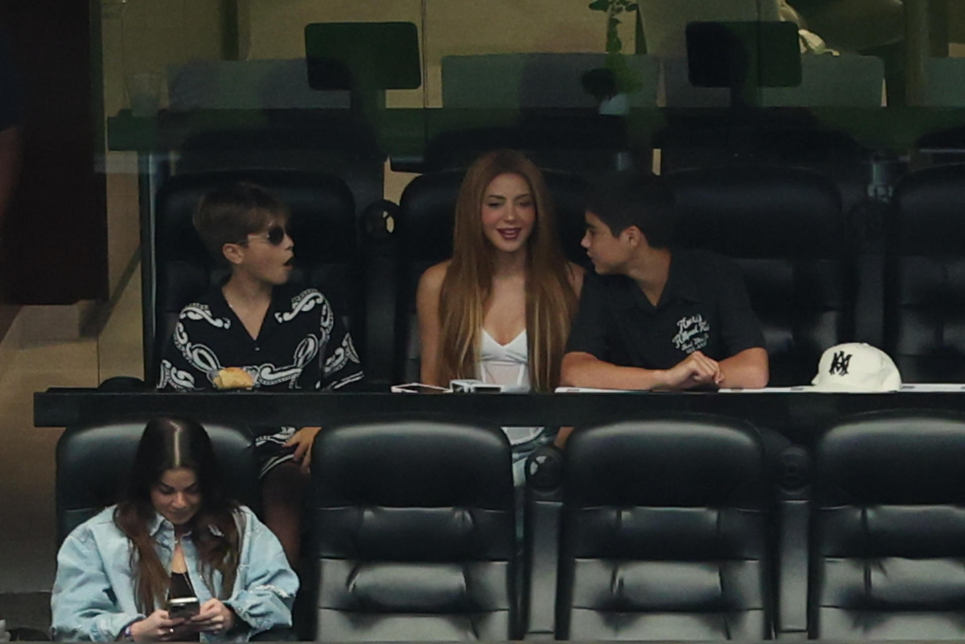 Shakira protagonizó uno de los momentos más comentados en lo que va de Mundial 2026, tras ser captada este lunes, 22 de junio, en las tribunas del estadio de Dallas durante el partido entre Argentina y Austria (2-0).  