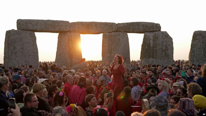 Decenas de miles de personas celebraron el solsticio y dieron la bienvenida al verano este domingo en Stonehenge, en el emblemático monumento megalítico construido hace más de 5.000 años entre el Neolítico y la Edad de Bronce.