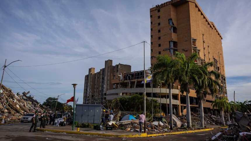 Las réplicas sísmicas que sacuden constantemente a Venezuela tras el doblete de magnitudes 7.2 y 7.5 del pasado 24 de junio podrían extenderse meses, según explicó Feliciano de Santis, presidente de la Sociedad Venezolana de Geólogos, quien atribuyó el fenómeno «al reacomodo natural de las placas tectónicas» en la zona de falla que se rompió. 
