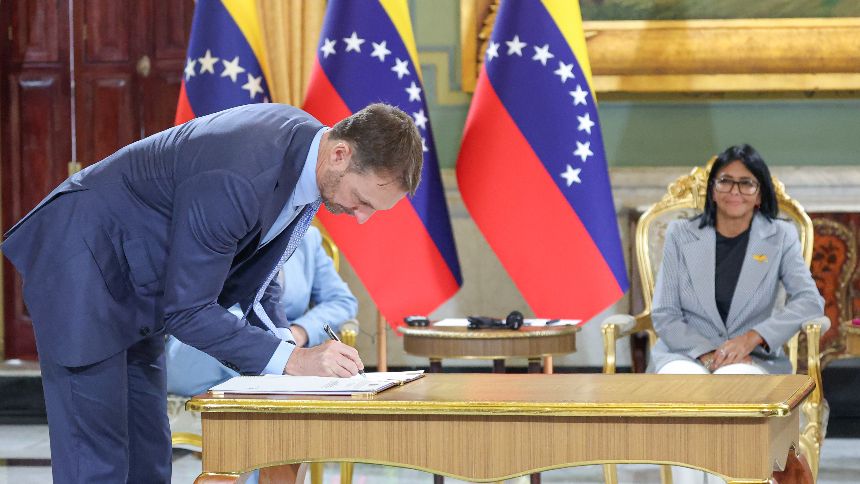 Venezuela otorga a Shell una licencia para la exploración y explotación de un campo de gas