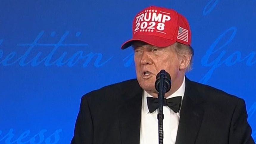 El presidente de Estados Unidos, Donald Trump, volvió este viernes a bromear durante la Cena de Corresponsales de la Casa Blanca con la posibilidad de presentarse a las elecciones presidenciales de 2028 y se colocó una gorra roja con el año 2028 en la parte frontal.