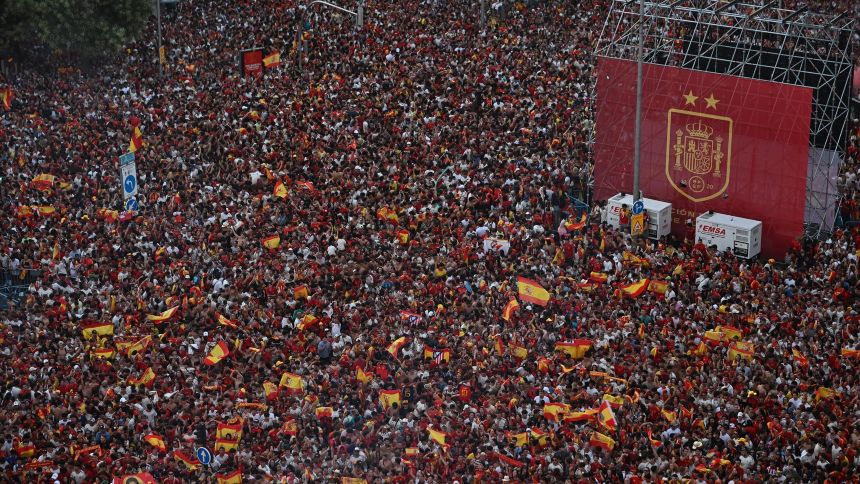 VIDEOS | Euforia en Madrid: un millón de aficionados reciben a los campeones del mundo