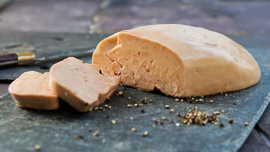 Fuagrás, el polémico alimento prohibido por Brasil debido a su polémico proceso