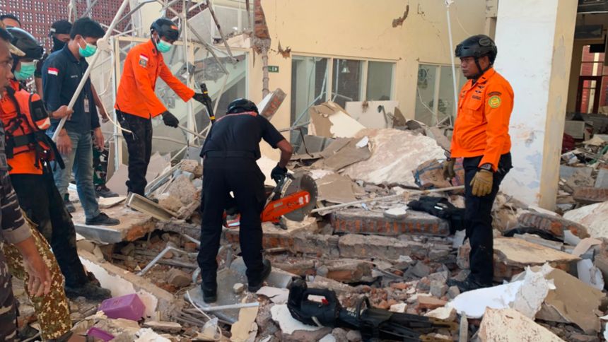 Nuevo sismo de 6,9 sacudió a Indonesia horas después de registrar uno de 7,7 que dejó 38 fallecidos