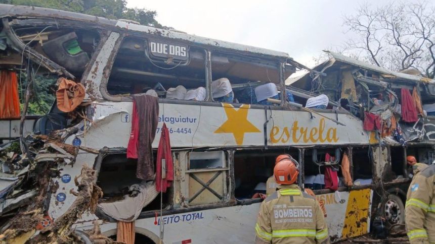 TRAGEDIA EN BRASIL: Autobús llenó de turistas sufrió aparatoso accidente que dejó 10 fallecidos