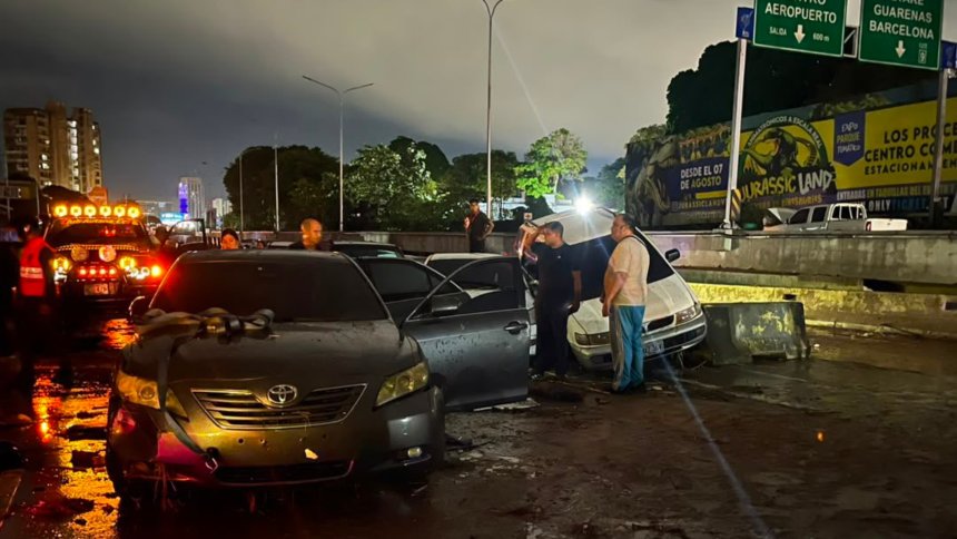La presidenta encargada de Venezuela, Delcy Rodríguez, informó este sábado que dio la instrucción de activar el sistema de Protección Civil ante las afectaciones de hoy causadas por "graves lluvias" en Caracas.