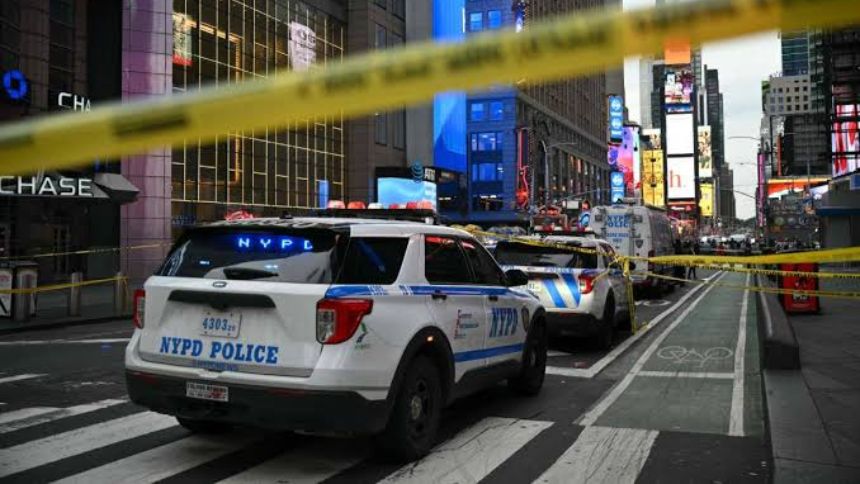 Horror en Times Squeare: Policía disparó a mujer que apuñaló gravemente a dos personas