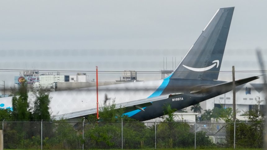 Avión de carga se salió de la pista en el aeropuerto de Miami y terminó estrellándose